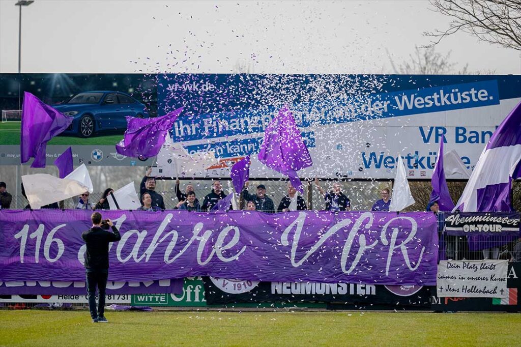 Mit Charme, guter Stimmung und viel Konfetti - so sind die Fans des VfR Neumünster auch beim Spiel in Heide dabei . © 2026 Volker Schlichting