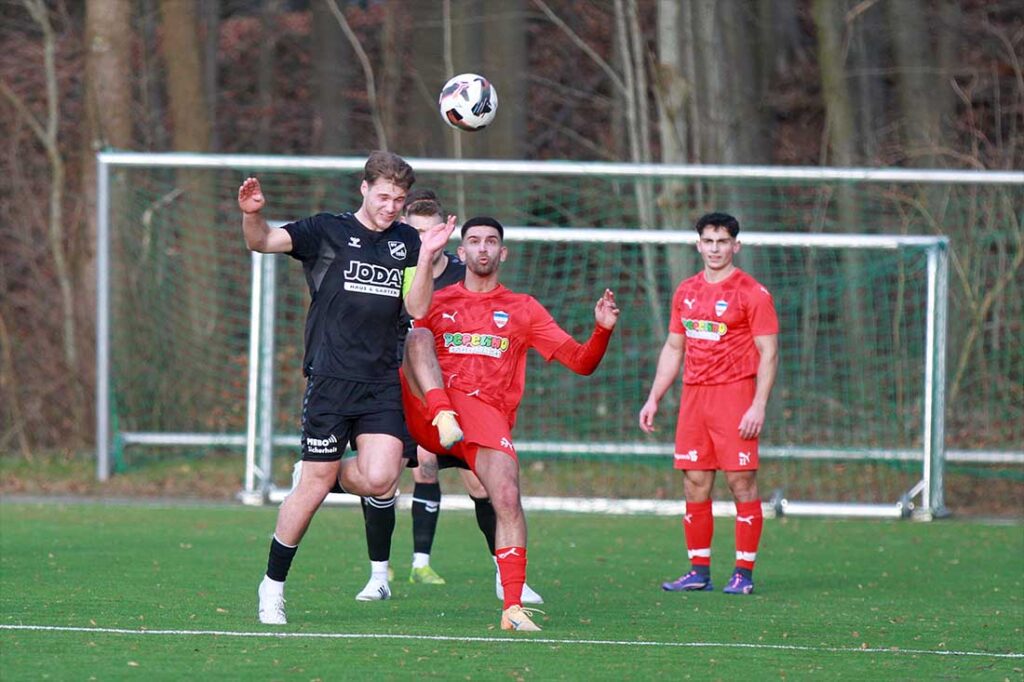 Mittelfeld-Defensivzentrale Mats Klüver (SV Todesfelde) gegen Mittelfeld-Offensivkoordinator Eugen Halili (re., Inter Türkspor Kiel). © 2026 Ismail Yesilyurt