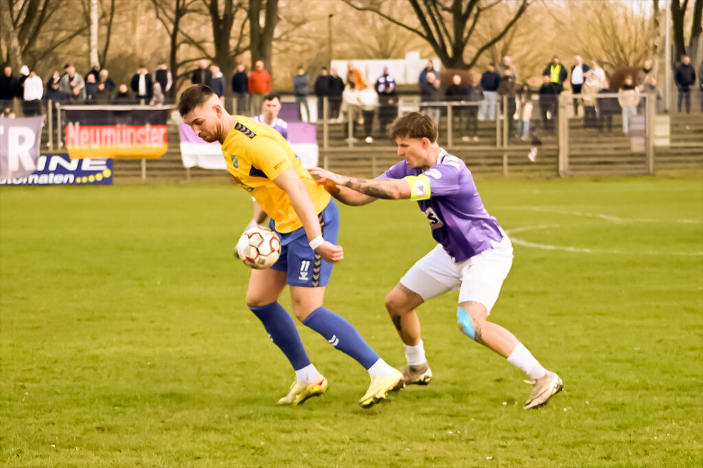 Morten Liebert (Tofe) gegen Kenny Korup (re., VfR). © 2026 Olaf Wegerich