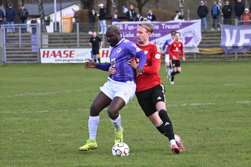 Moshood Adesanya (VfR) gegen Janik Jensen (KTS). © 2026 Olaf Wegerich