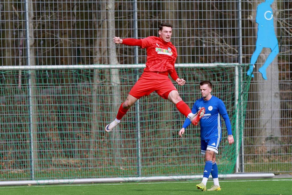 Nach diesem 2:2-Jubel-Sprung verletzte sich Pascal Polonski (Inter Türkspor Kiel) am rchten Knie. © 2026 Ismail Yesilyurt
