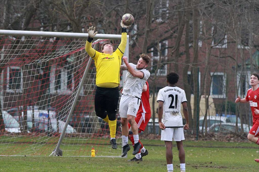 Nicht zu halten gibt es für Torwart Bjarne Klenz (Kieler MTV) bei den zwei Gegentoren gegen die SG GO. Archivfoto. © 2026 Ismail Yesilyurt