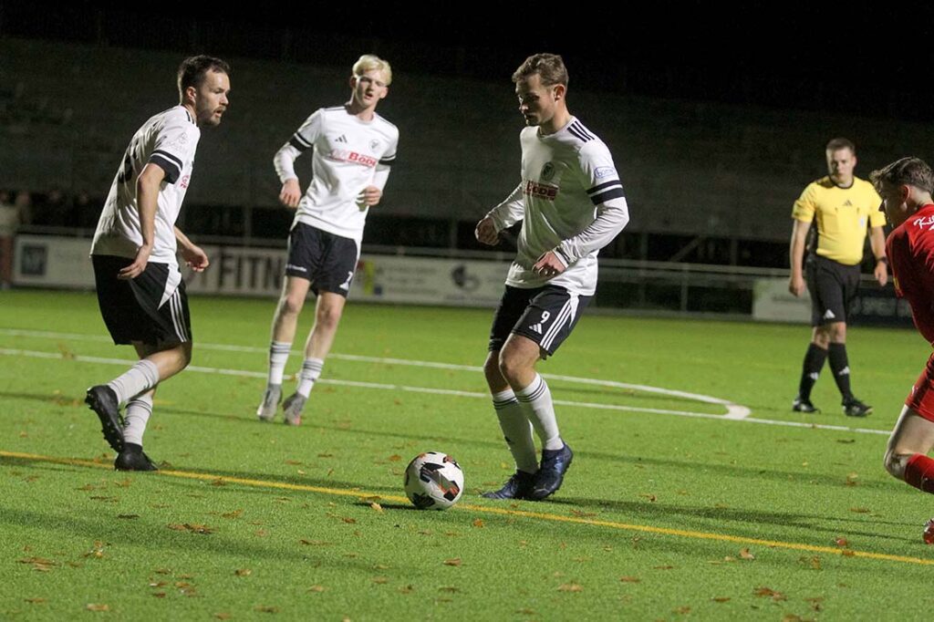 Nur Felix Kaben (Preußen Reinfeld) war im Rückspiel dabei. Egzon Lahi (li.) und Timon Henk (mitte) fehlten. © 2025 Ismail Yesilyurt
