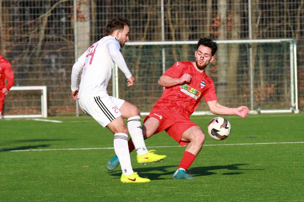 Ömer Sönmez (Inter Türkspor Kiel) gegen Görkem Güvenir (li., Kaltenkircher TS). © 2026 Ismail Yesilyurt