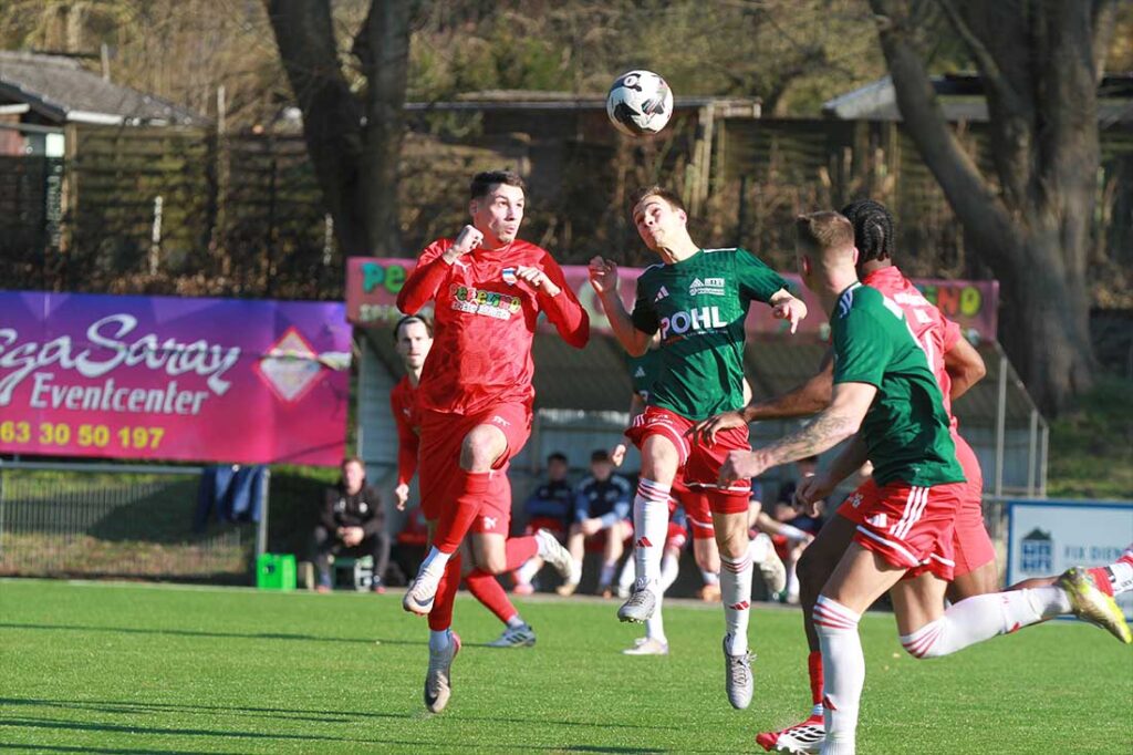 Pascal Polonski (Inter Türkspor Kiel) im Kopfballduell mit Thies Kochanski (re., MTSV Hohenwestedt). © 2026 Ismail Yesilyurt