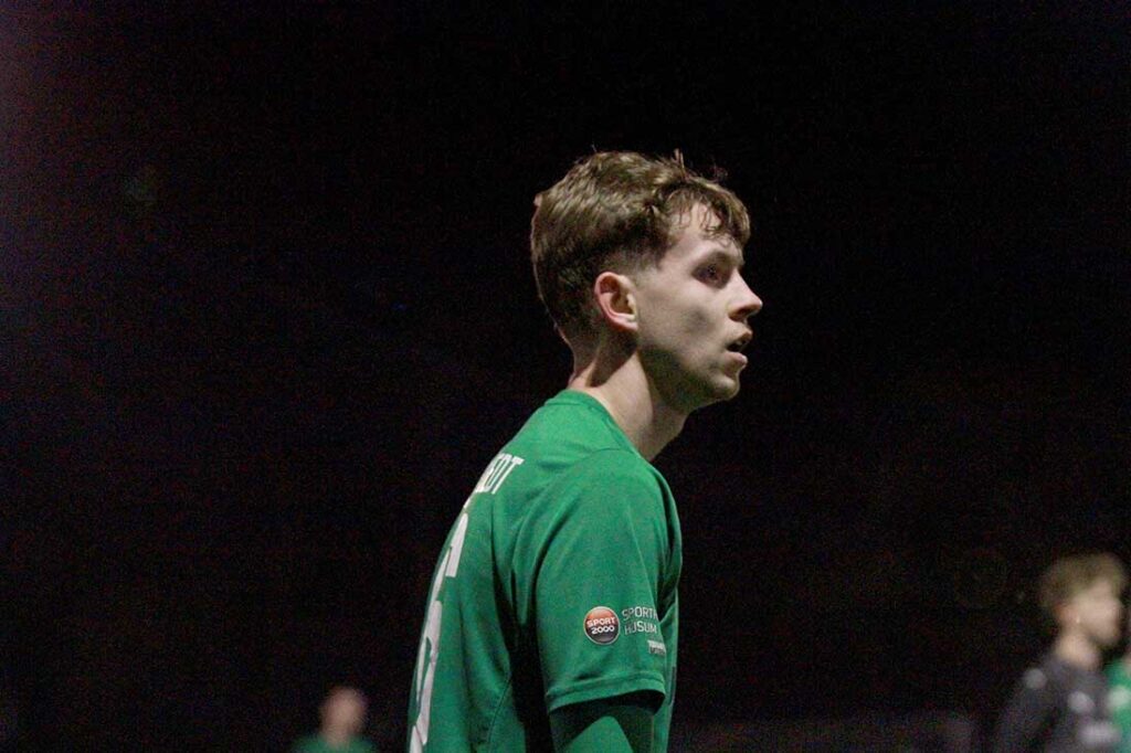 Pech für Ruven Jorden (TSV Hattstedt) - sein Schuss landete am Torgebälk. © 2026 Ismail Yesilyurt