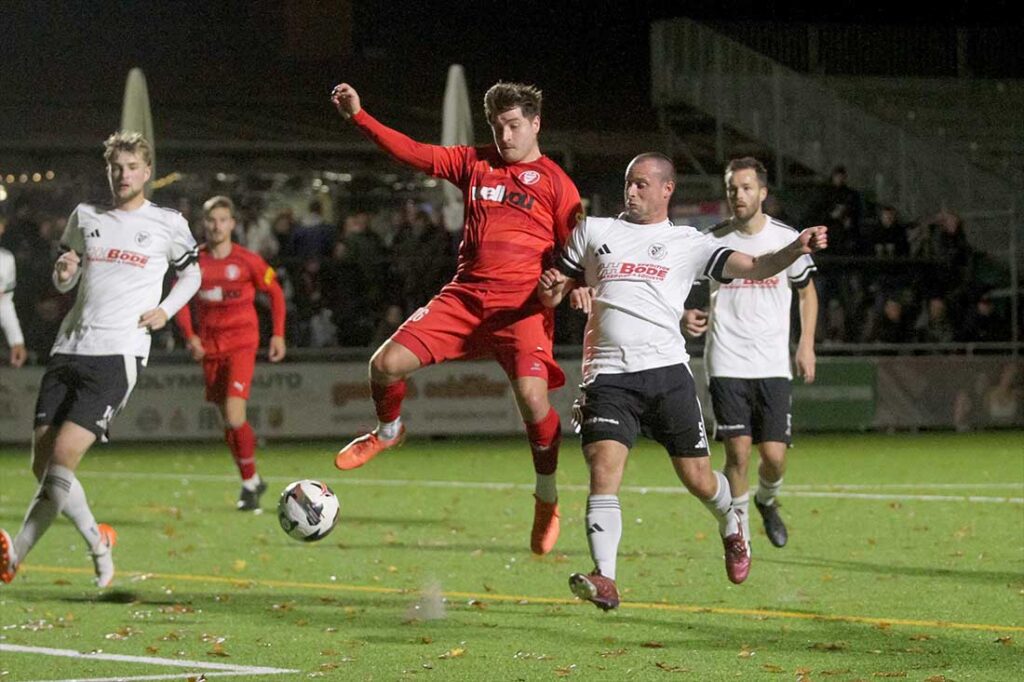 Philipp Spohn (Kilia Kiel), gegen den ehmaligen Landesuaswahlspieler Tim Vogel (re., Preußen Reinfeld) dirigierte wieder gut in der Defensivzentrale. © 2025 Ismail Yesilyurt