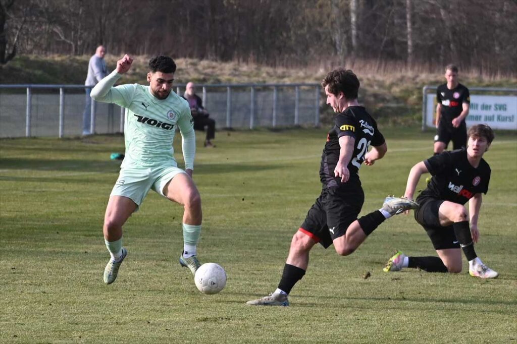 Philipp Spohn (Kilia Kiel) klärt vor Youssef Bouzoumita (PSV Neumünster. © 2026 Olaf Wegerich