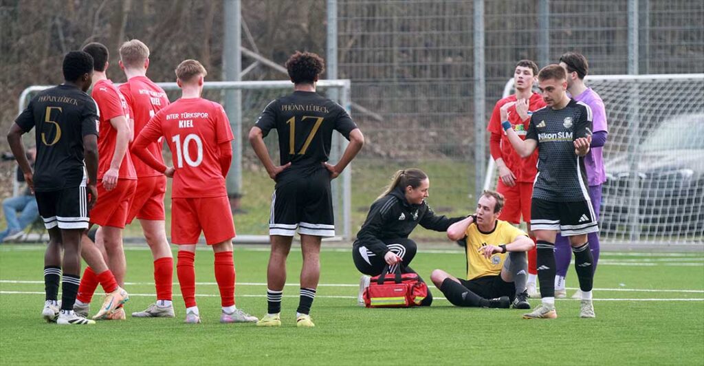 Schrecksekunde für alle - Schiedsrichter Claudius Böhnke ist gestürzt. Phönix-Physio-Therapeutin Maleen Morisse ist schnell zur Hilfe da. © 2026 Ismail Yesilyurt