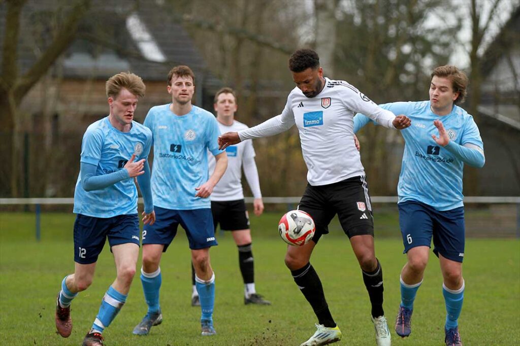 Stephan Wendt (MTV Dänischenhagen) in der Zwickmühle Tjark Hoppenstock (li.) und Moritz Borchers (Suchsdorfer SV). © 2026 Ismail Yesilyurt