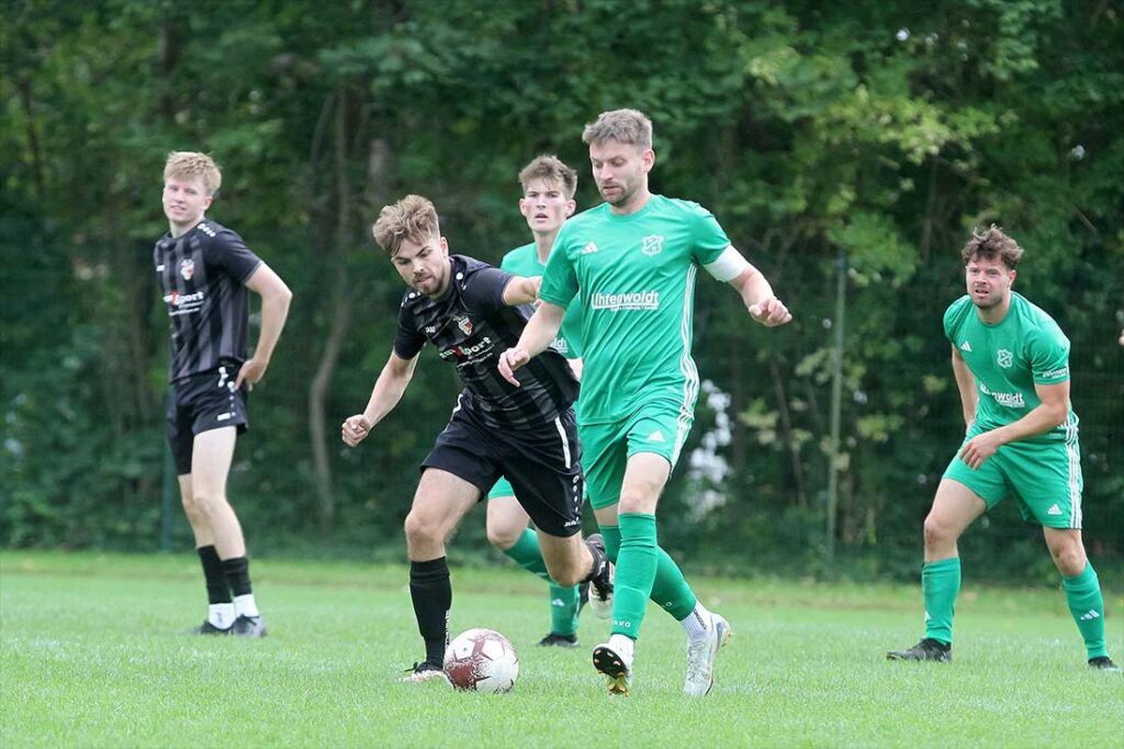 Szene aus dem Hinspiel - Maximilian Bormann (re.) und der TSV Gremersdorf standen in der Defensive viel besser als beim 0-6. © 2025 Ismail Yesilyurt