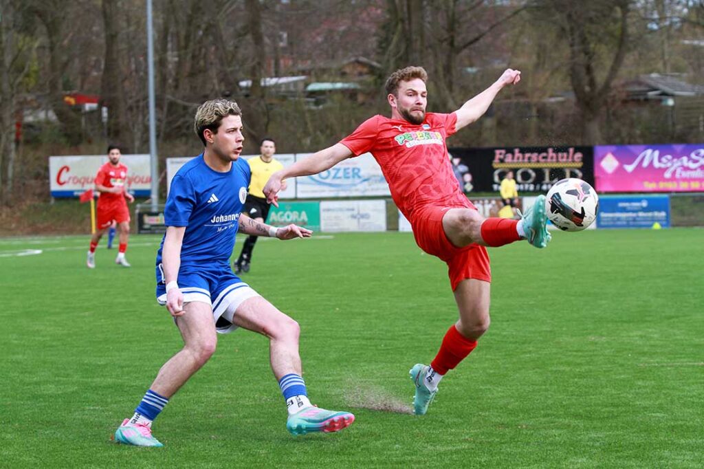 Till Börner (Inter Türkspor Kiel) mit der Fußspitze am Ball gegen Luca Neumann (Oldenburger SV). © 2026 Ismail Yesilyurt
