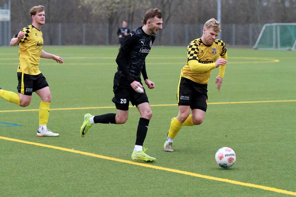 Tim Hartlep (TSV Klausdorf) marschiert auf der rchten Seite. Rechts Melf Feddersen (Frisia Risum-Lindholm). © 2026 Ismail Yesilyurtf