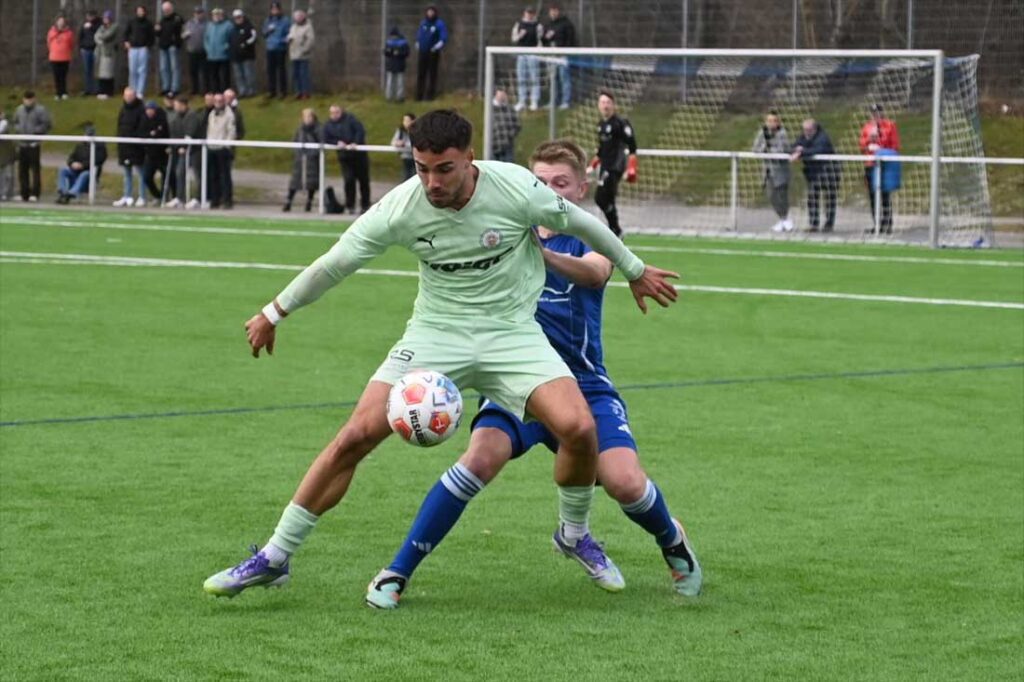 Tim Möller (PSV) behauptet den Ball gegen Jannik Sierks (Rotenhof). © 2026 Olaf Wegerich