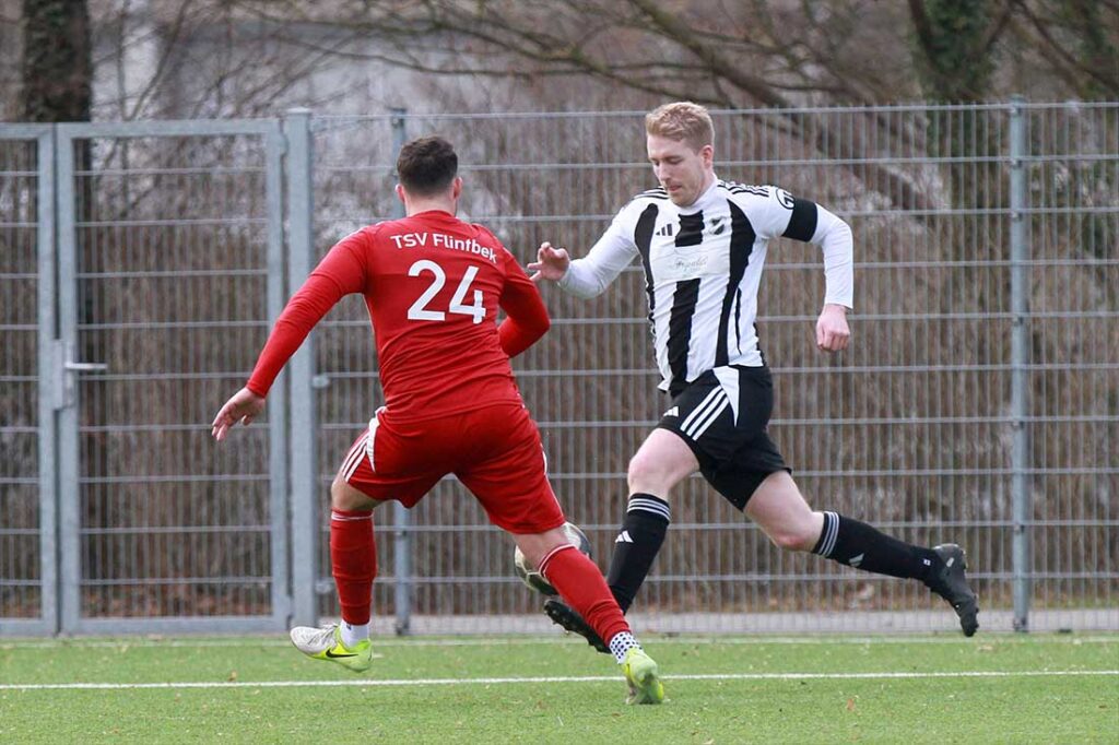 Timo Martens (am Ball) führte den Heikendorfer SV als Spielgestalter und Torschütze zum Erfolg. © 2026 Ismail Yesilyurt