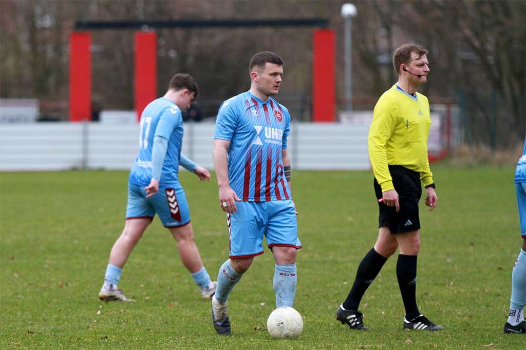 Titelverteidiger Nico Empen (SC Weiche FL 08 II) rückt seinem seinem Doppelpack in der Landesliga-Torschützenliste weiter ran an Marc Zeller (Rot-Schwarz Kiel)