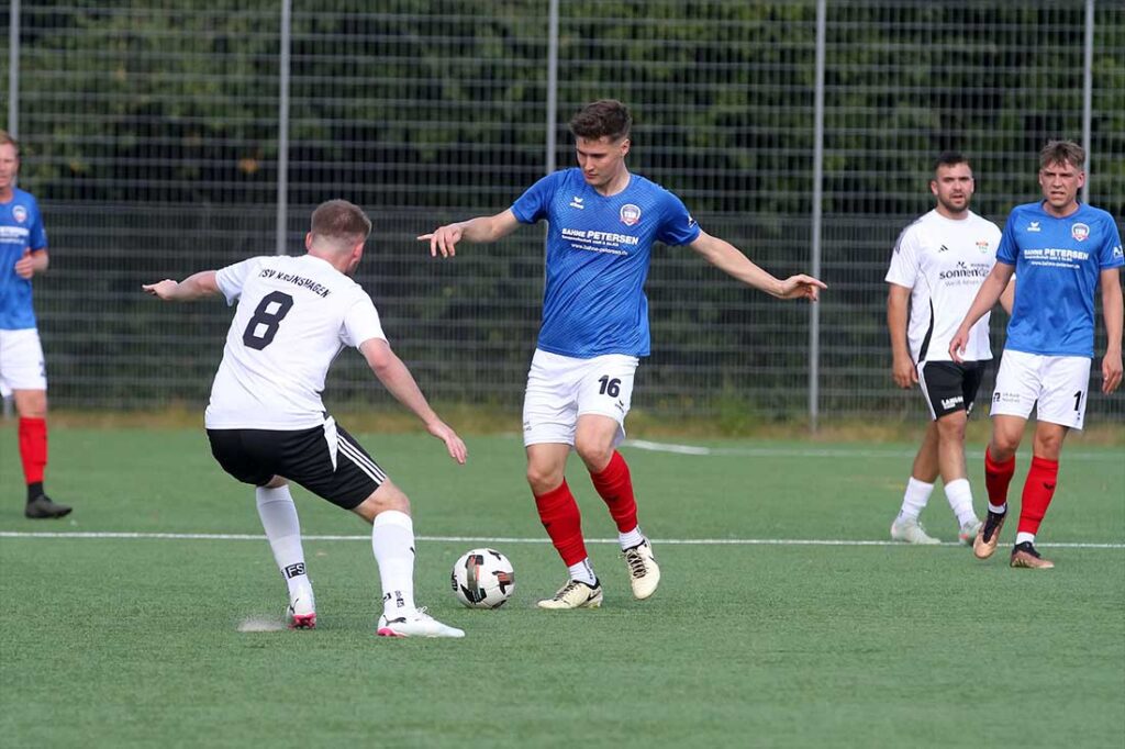 Tom Schäpler aus der Dreier-Abwehrkette des TSB Flensburg. Hier im Hinspiel gegen Ole Sand (8, TSV Kronshagen). © 2025 Ismail Yesilyurt
