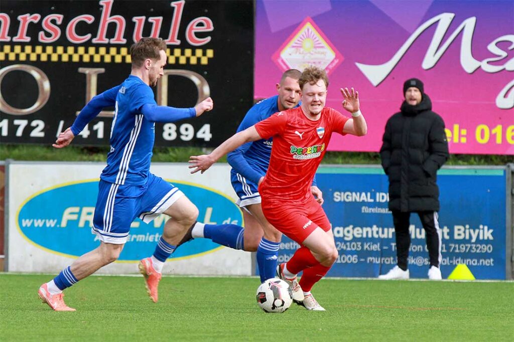 Tom Schmidtke (Inter Türkspor Kiel) versucht, Daniel Junge (Oldenburger SV) vom Ball zu trennen. © 2026 Ismail Yesilyurt