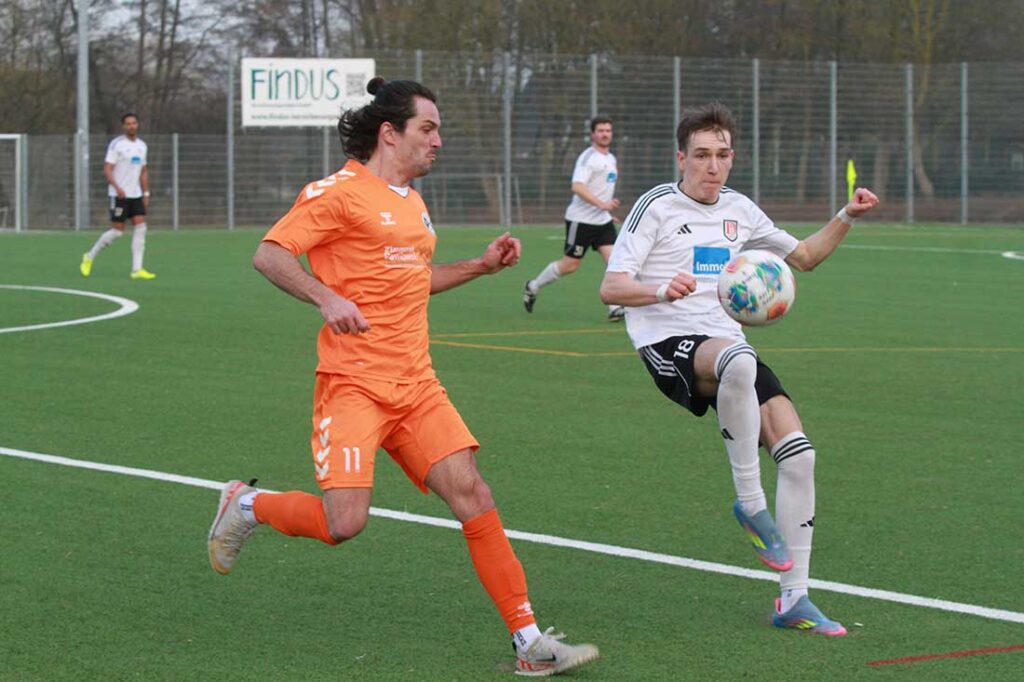 Tony Buck (re., MTV Dänischenhagen), hier gegen Demis Durante (SVG Pönitz), ist vom Mittelfeld in die Abwehr inzegriert worden und macht seine Sache sehr gut. © 2026 Ismail Yesilyurt