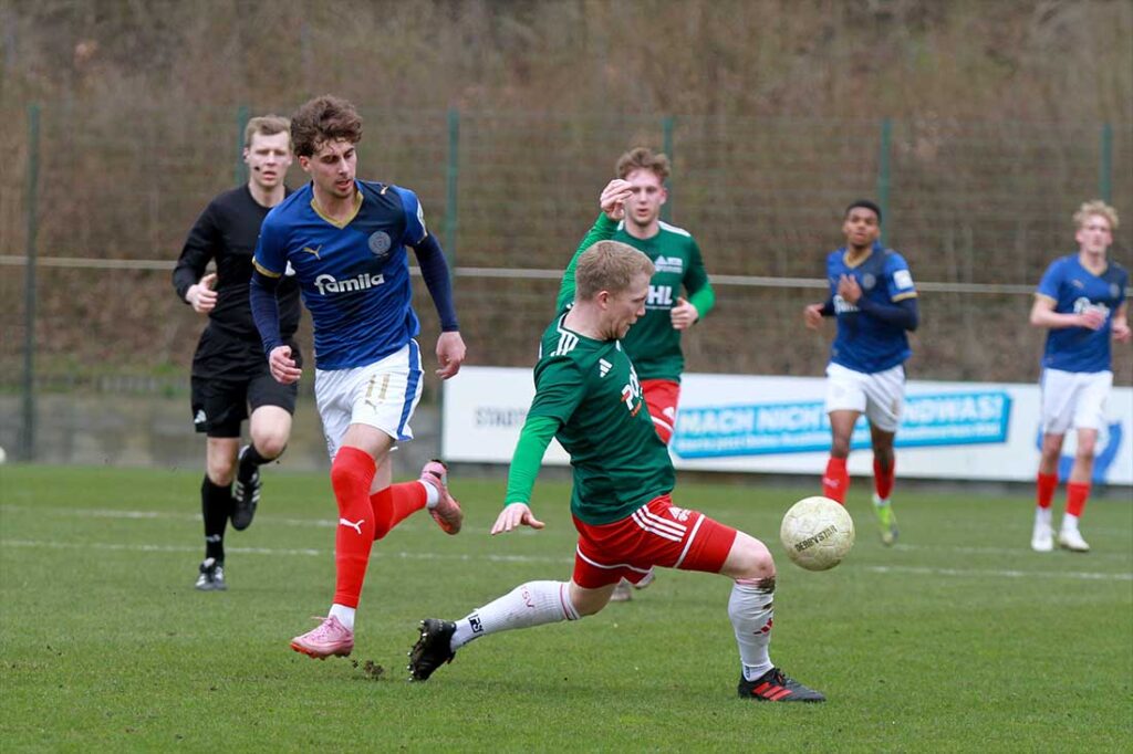 Torben Matz (MTSV Hohenwestedt) fängt einen Pass von Jorden Winter (li., Holstein Kiel U23) ab. © 2023 Ismail Yesilyurt