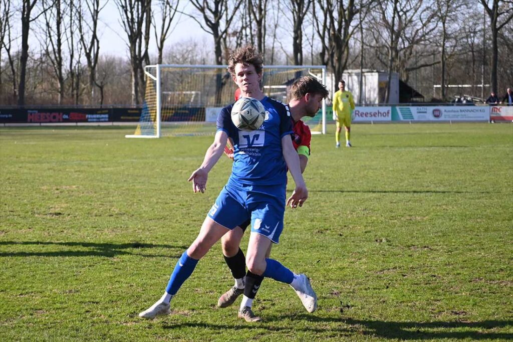 Torschütze Lars Till (vorne, TuS Jevenstedt) gegen Til Berg (TSV Kropp). © 2026 Olaf Wegerich