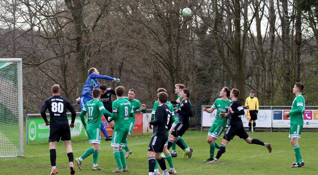 Torwart Yannick Holtz (GW Todenbüttel) faustet den Ball weit aus der Gefahrenzone weg. © 2026 Ulf Güstrau