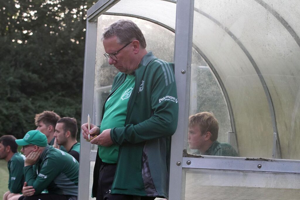 Trainer Christian Ippig (TSV Gremersdorf) hatte viel Platz auf seiner Bank und Spielerliste. © 2025 Ismail Yesilyurt