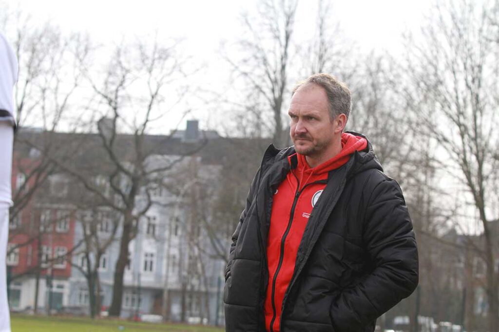 Trainer Thomas Bohrmann und seine Probsteier SG verlieren 0-1 in Pönitz und damit ihre Serie von 8 Spielen ohne Niederlage. © 2026 Ismail Yesilyurt