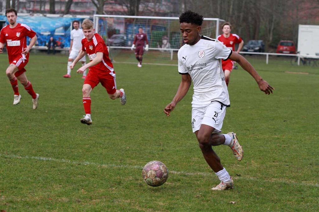 Verletzungspech für Delpiero Bamm (Probsteier SG) im Spiel beim TSV Plön. © 2026 Ismail Yesilyurt