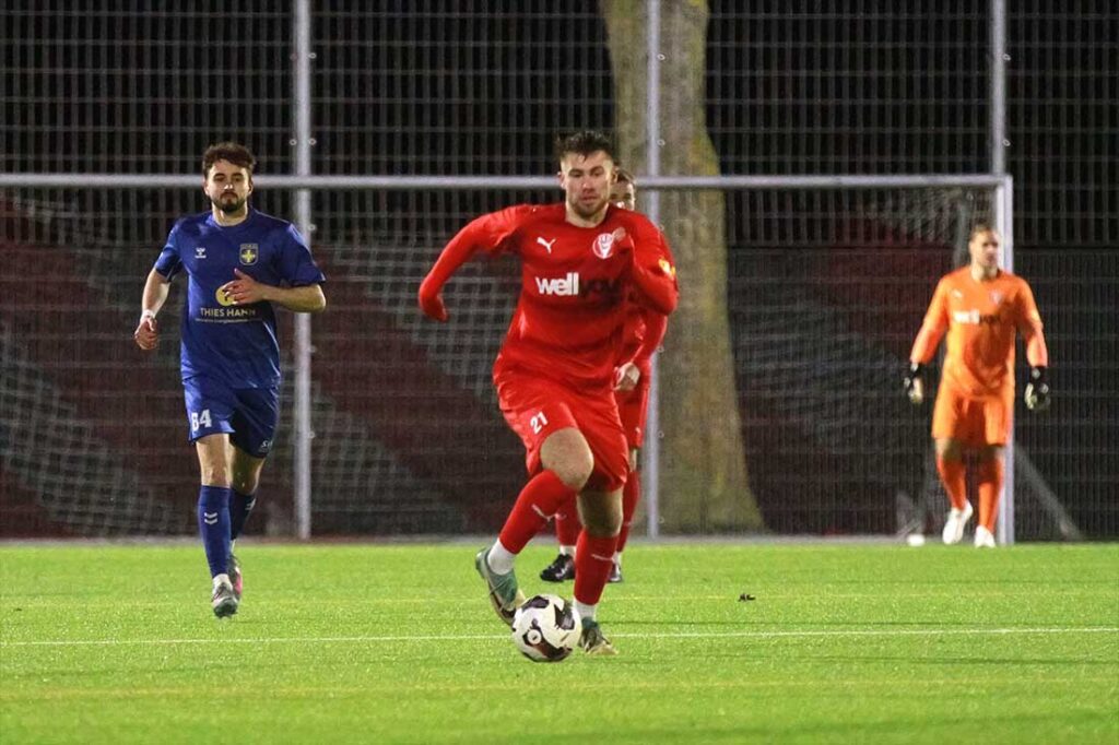 Auffälig - Luca Senger auf der rechten druckvollen Außenbahn. © 2026 Ismail Yesilyurt
