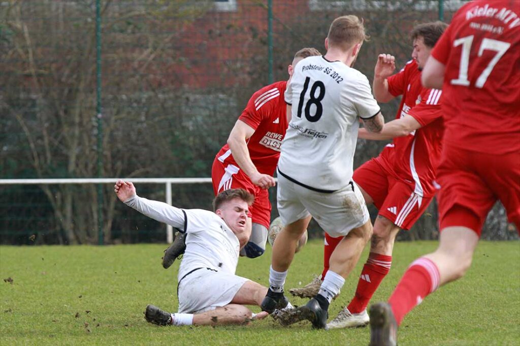 Voller Einsatz von PSG-Kapitän Justus Schröder gegen Lasse Bensch (Kieler MTV) lennard Reinke (18) ist auch dabei. © 2026 Ismail Yesilyurt