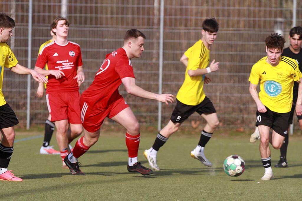 Yannik Clasen (mitte, SG Sarau-Bosau) stellte den Endstand her. © 2026 Ismail Yesilyurt