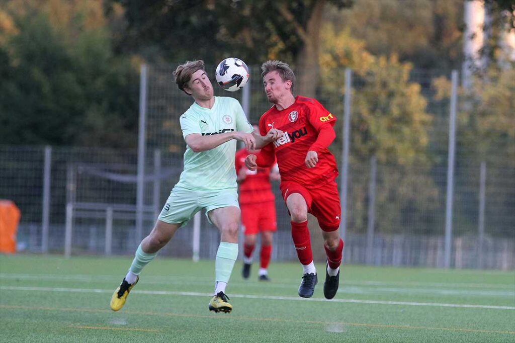 Yannik Jakubowski (Kilia Kiel) gegen Meiko Werner (li., PSV Neumünster) beim 3:3 vor einigen Monaten. © 2025 Ismail Yesilyurt