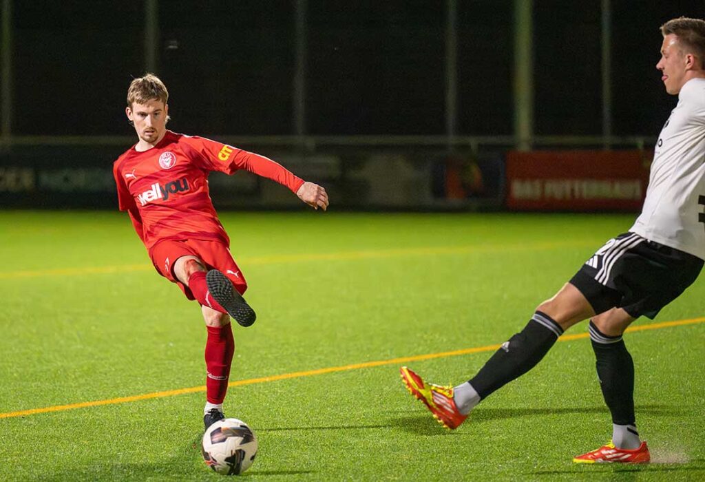 Yannik Jakubowski (Kilia Kiel) und Co hatten Jonah Gieseler (re., Heider SV) und Freunde im Griff. © 2026 Volker Schlichting