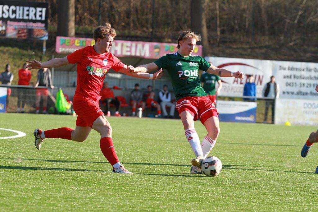 Zwei Sechser im Duell - links Tom Schmidtke (Inter Türkspor Kiel), rechts Tim Sienknecht (MTSV Hohenwestedt. © 2026 Ismail Yesilyurt