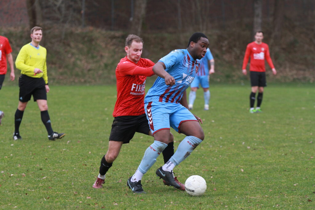 Zwei echte Kämpfertypen im Mittelfeld - David Attisso (SC Weiche Flensburg 08 II) am Ball gegen Rasmus Backhaus (Rot-Schwarz Kiel. © 2026 Ismail Yesilyurt