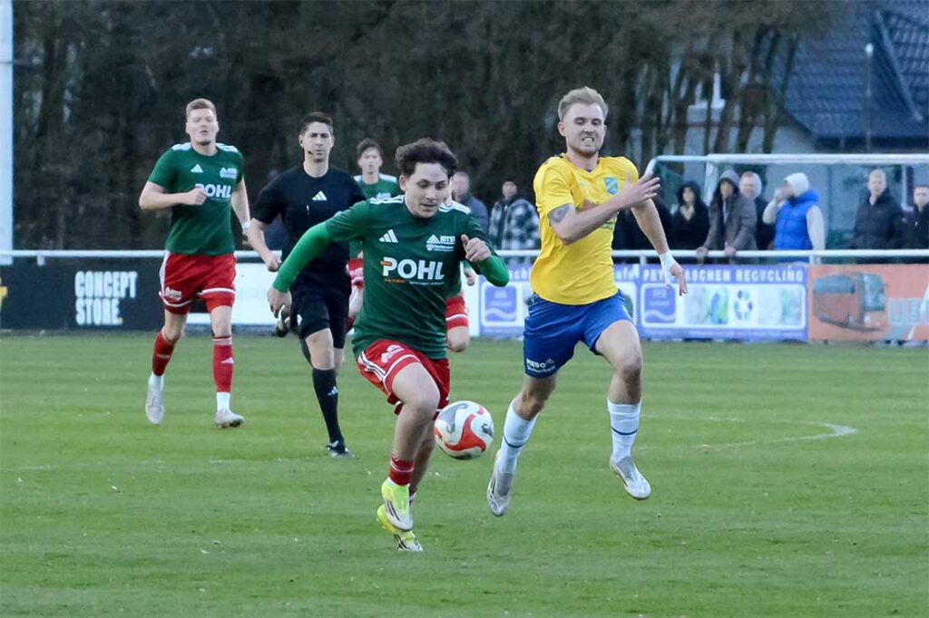 Arsenij Ksenfontov (MTSV Hohenwestedt) wird verfolgt von Tyler Körting (SV Todesfelde). © 2026 Olaf Wegerich