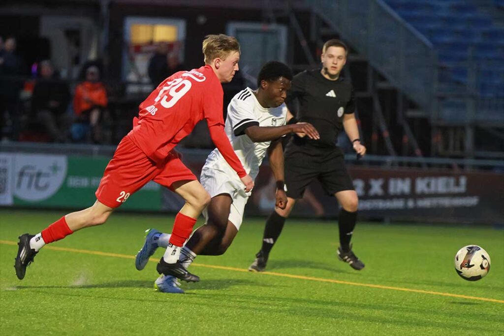 Auch im Dienst der Mannschaft unterwegs - Lucas Groß (Kilia Kiel) gegen Robie Seibt (re., 1. FC Phönix Lübeck II). © 2026 Ismail Yesilyurt