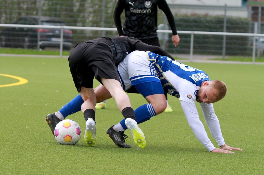 Auf Biegen und Brechen war das Motto in der intensiven Auseinandersetzung - Simon Schwee (TSV Klausdorf) gegen Louis Petersen (re., TSV Rantrum). © 2026 Ismail Yesilyurt.jpg