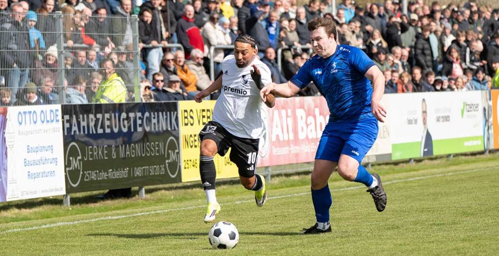 Azat Selcuk (Heider SV), Schütze des 3:0, im Laufduell gegen Mats Claußen (re., SG Geest). © 2026 Volker Schlichting