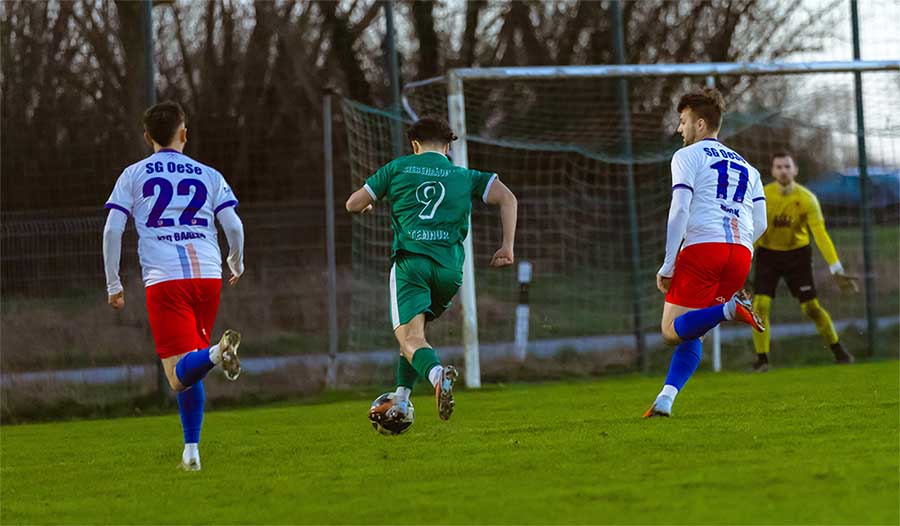 Begleitschutz für Latif Temnur (GW Siebenbäumen) durch Henrik Rath (li.) und Arshed Hashimi (SG Oering-Seth. © 2026 11ven Pixel