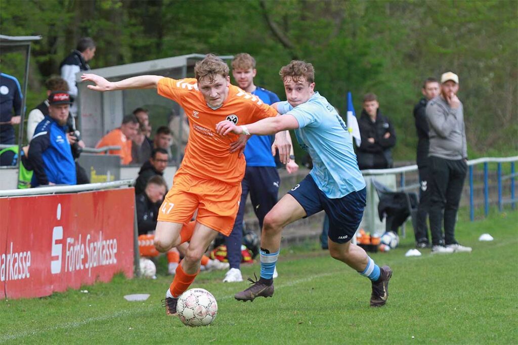 Benedikt Klose (re., Suchsdorfer SV) und Mitspieler haben die Basics aktuell intus. Links Lenneart Balzereit (SVG Pönitz). © 2026 Ismail Yesilyurt