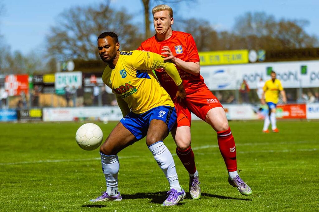 Benjamin Petrick (SV Todesfelde) verteidigt den Ball gegen Tim Zittlau (Eutin 08). © 11ven Pixel