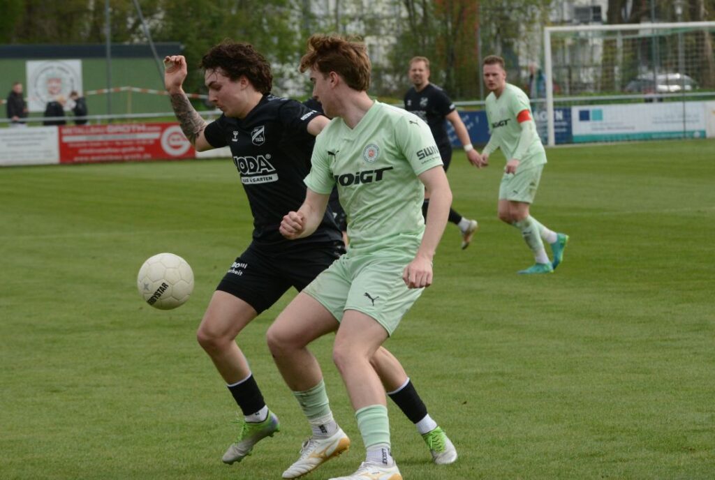 Benny Soares (SVTodesfelde) gegen Meiko Werner (PSV Neumünster). © Olaf Wegerich