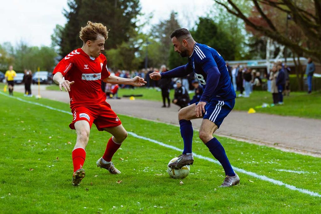 Blerim Bara (TuS Hartenholm) gegen Tyler Stadler (li., Dornbreite). © 11ven Pixel