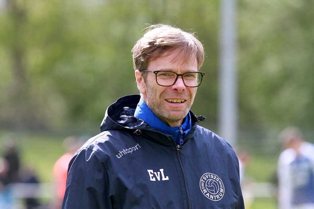 Cheftrainer Erik von Lanken darf sich über den dritten Sieg in Folge seines TSV Rantrum freuen. © 2026 Ismail Yesilyurt