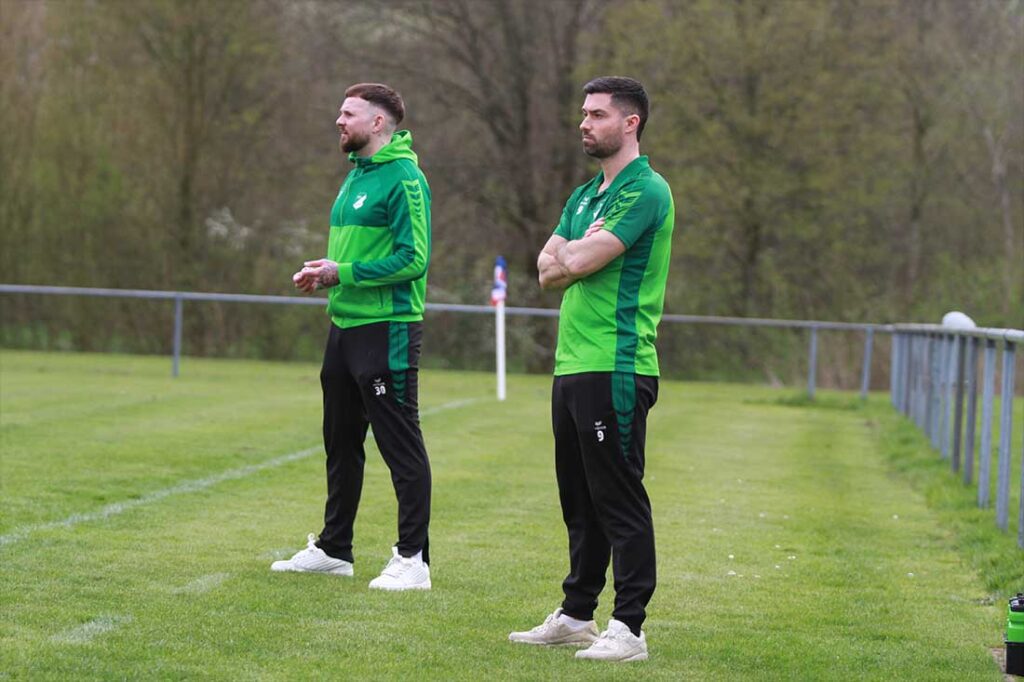 Cheftrainer Sebastian Kiesbye (re., TSV Hattstedt) musste noch aktiv werden auf dem Spielfeld. © 2026 Ismail Yesilyurt