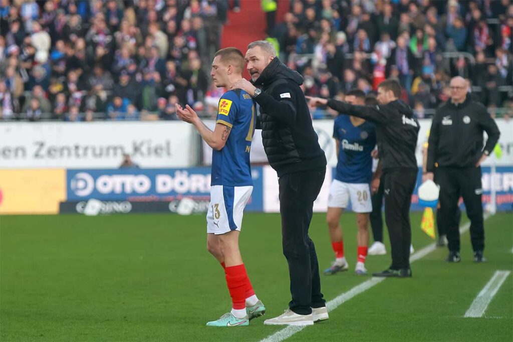 Cheftrainer Tim Walter (Holstein Kiel) bespricht mit Ivan Nekic während des Spiels Details. © 2026 Ismail Yesilyurt