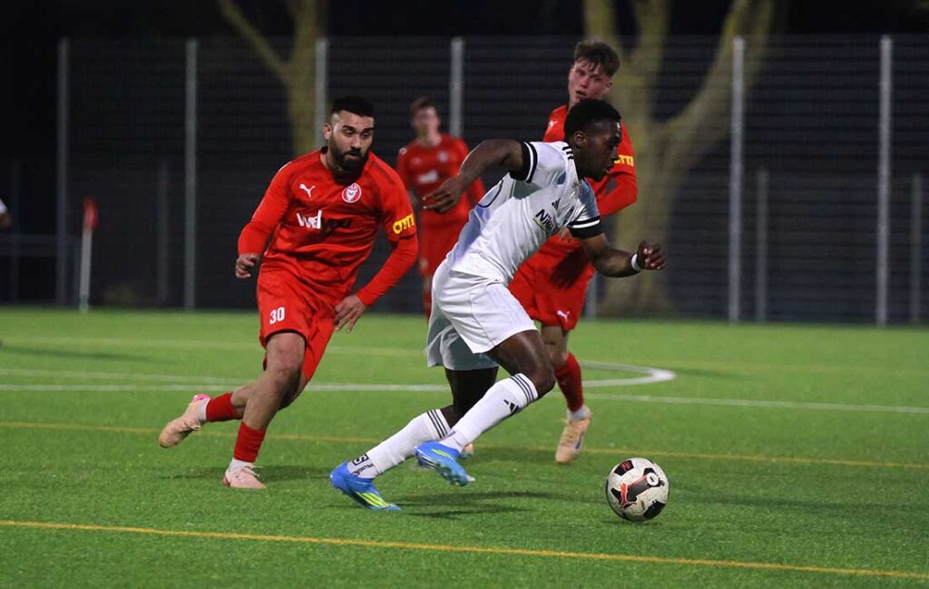 Christen Mensah (re., 1. FC Phönix Lübeck II) macht den Sieg perfekt. © 2026 Ismail Yesilyurt