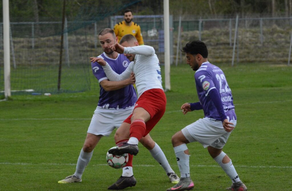 Christoph Kahlcke (VfR Neumünster) gegen Silas Bünning (Oldenburger SV) © 2026 Olaf Wegerich